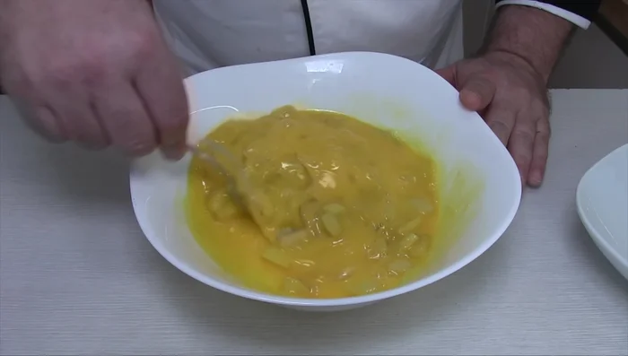 Aggiungere le patate cotte alle uova, mescolando bene (559.24).