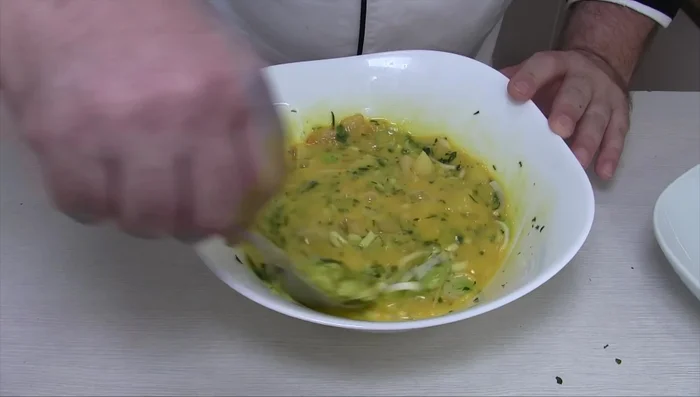 Aggiungere il resto del porro e del prezzemolo, le zucchine trifolate e il fondo di cottura delle zucchine (572.92).