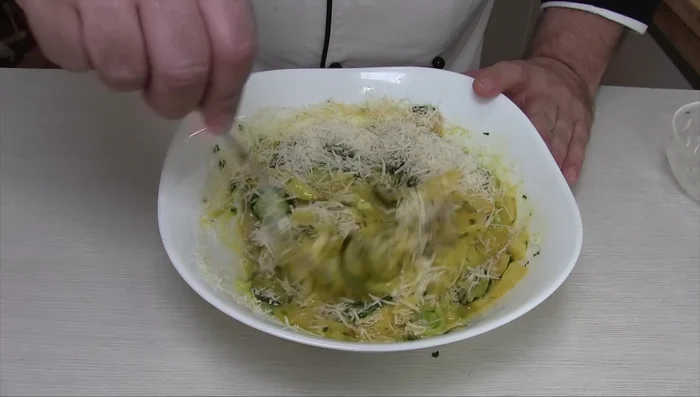 Aggiungere il parmigiano grattugiato e il pepe (620.519).
