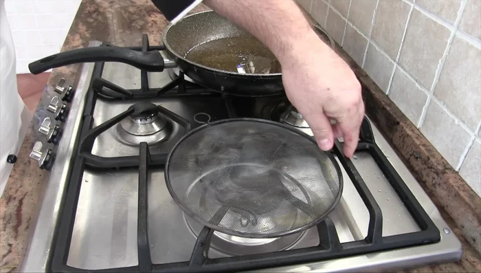 Scaldare l'olio nella padella usata per le patate. Aggiungere un po' di composto alla volta per creare una patina sul fondo (657.639).