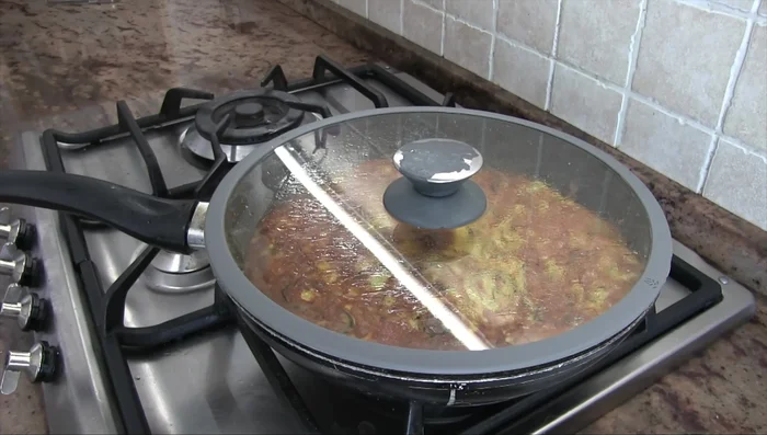 Girare la frittata e cuocere l'altro lato a fuoco medio (837.24).
