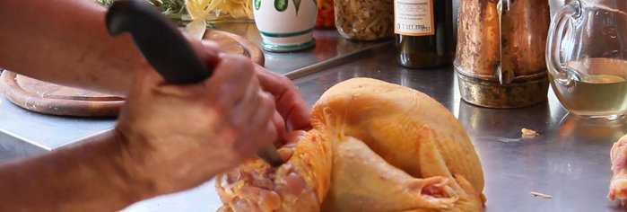 Riempire il pollo con il composto preparato (59.96). Cucire la parte del collo (136.8).
