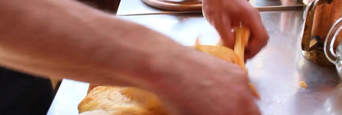 Preparare il ripieno: mescolare carne macinata, uova, pane, sale, prezzemolo e salame (79.909). Aggiungere le castagne per un ripieno più morbido (117.03).