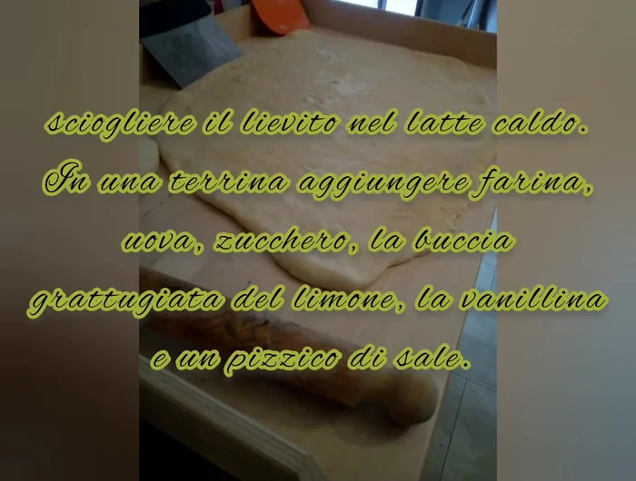 Sciogliere il lievito nel latte caldo.
