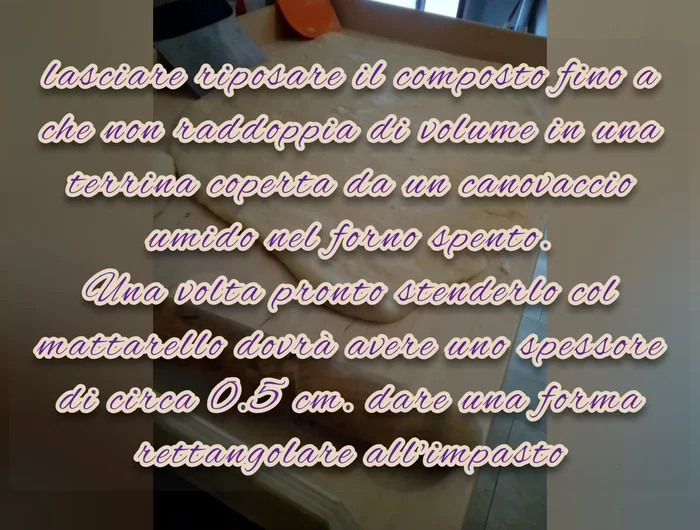 Stendere la pasta con il mattarello a uno spessore di circa mezzo centimetro, dandole una forma rettangolare.