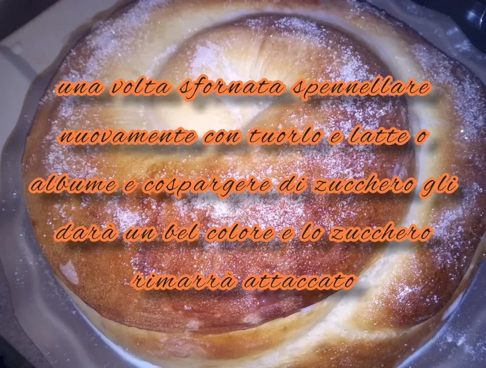 Una volta sfornata, spennellare nuovamente con albume e latte, cospargere di zucchero e lasciare raffreddare prima di togliere dalla tortiera.