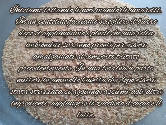 Tritare finemente noci, mandorle e amaretti. In un pentolino, sciogliere il burro e aggiungere i pinoli.