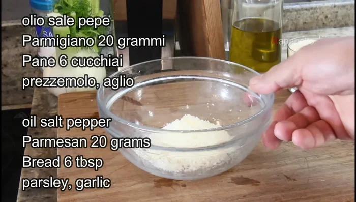 Aggiungere il formaggio grattugiato, il pane grattugiato e altri ingredienti a piacere (293.45).