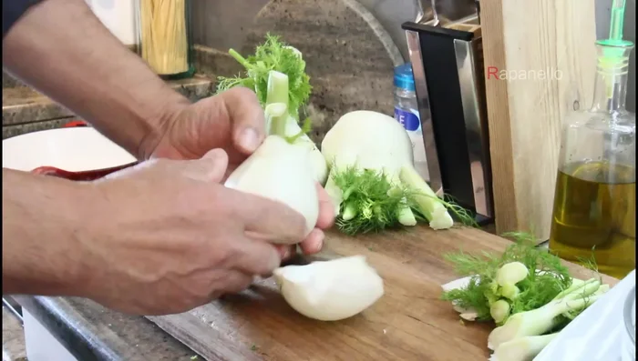 Tagliare la parte esterna più grossa in pezzi grandi (56.16).