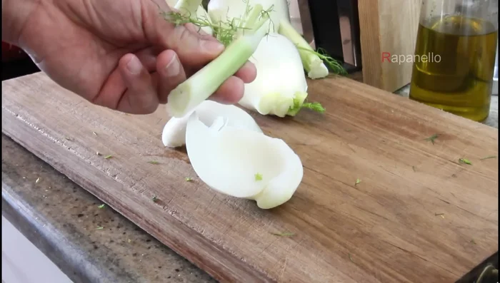 Tagliare il resto del finocchio a spicchi (106.22).