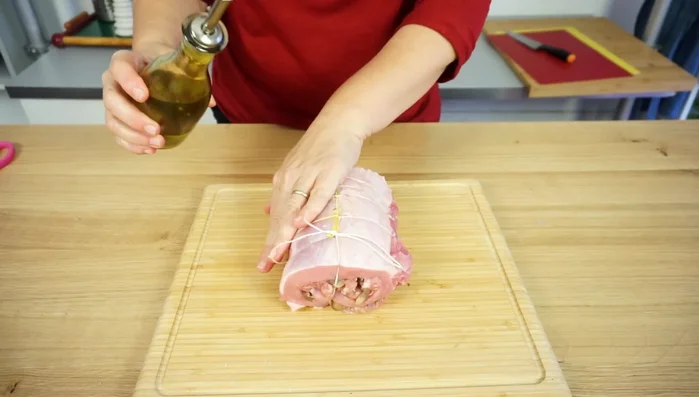 Massaggiate la carne con abbondante olio.