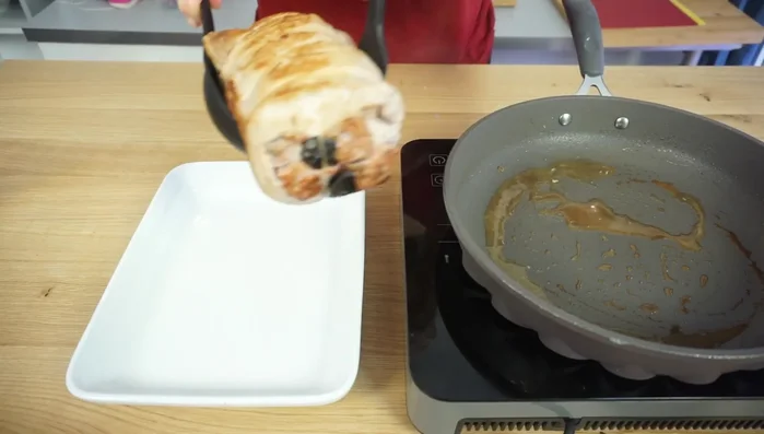 Trasferite la carne in una pirofila da forno.