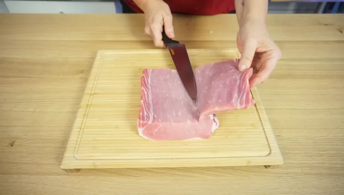 Tagliate l'arrosto al libro, praticando un taglio dalla parte destra verso sinistra e poi da sinistra verso destra.