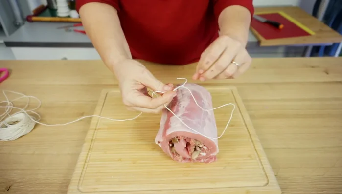 Arrotolate l'arrosto e fermatelo con lo spago da cucina.