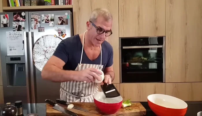 Affettare i finocchi finemente usando una mandolina e metterli in acqua e ghiaccio per mantenerli croccanti.