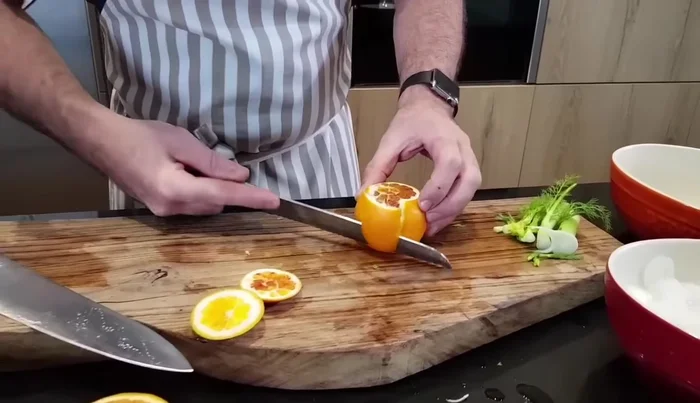 Tagliare le arance a fette o spicchi, usando un coltello a sega per evitare di rovinare la lama a contatto con gli agrumi. Si può scegliere tra un taglio a fette sottili o un taglio a spicchi più grandi.