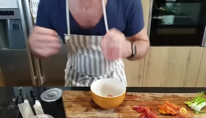 Preparare una citronette emulsionando il succo di arancia con olio, sale, pepe.