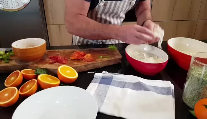 Assemblare l'insalata: In una ciotola, unire le fette di arancia, i finocchi ben asciutti, le olive taggiasche, e condire con la citronette e origano secco.