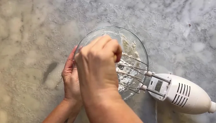 Aggiungere un uovo intero e continuare a montare fino ad ottenere una crema.