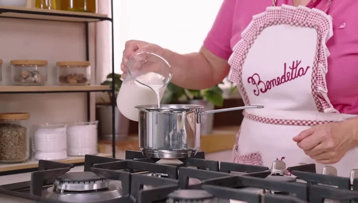 Preparare la crema al limone: scaldare 400 ml di latte con la scorza di limone.
