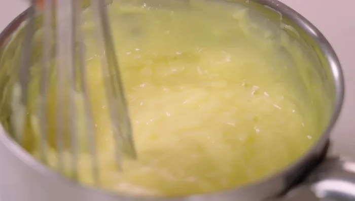 Togliere dal fuoco e aggiungere qualche goccia di aroma al limone (opzionale).