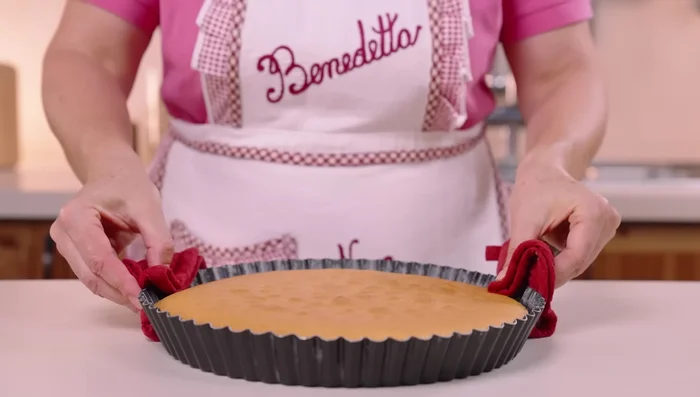 Sfornare la base, lasciarla intiepidire e rovesciarla su un piatto.