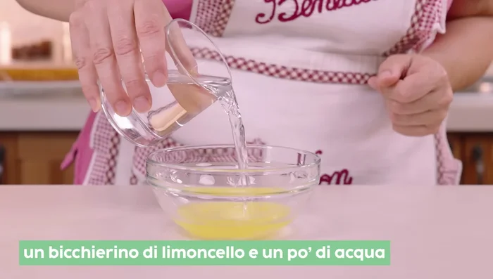 Preparare la bagna (limoncello e acqua o acqua zuccherata con succo di limone o succo d'arancia).