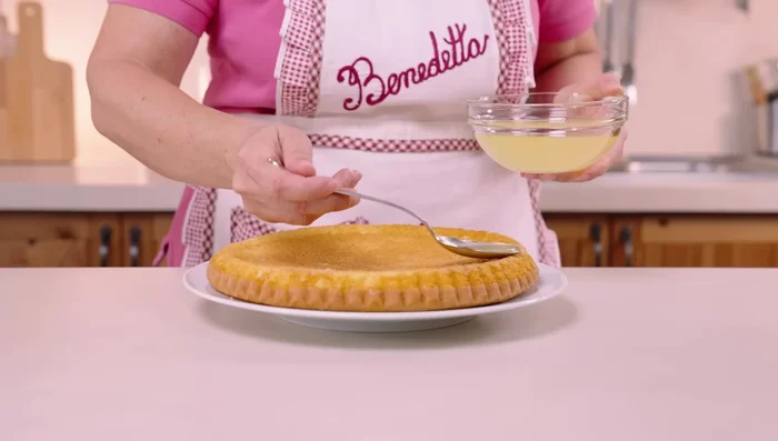 Bagnare la base della crostata.