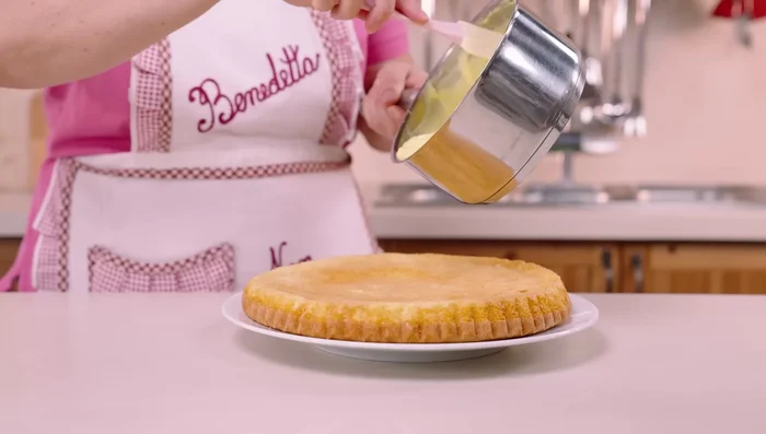 Versare la crema al limone sulla base bagnata e livellarla.