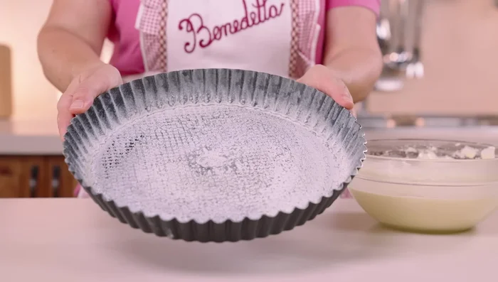 Versare l'impasto in uno stampo da forno unto e infarinato (28-30 cm di diametro).