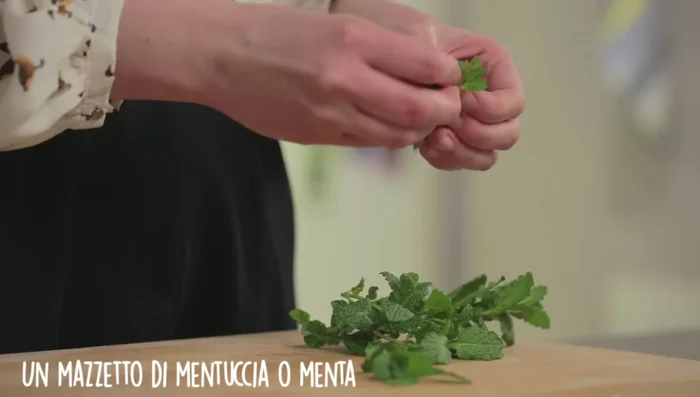 Preparare il ripieno: tritare finemente la mentuccia (o altre erbe aromatiche come basilico). Non tritare troppo finemente.