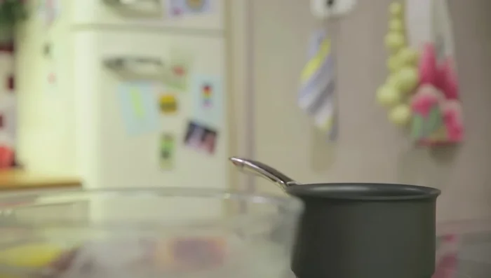 Sistemare i carciofi nel tegame, ben accostati l’uno all’altro, con la base rivolta verso il basso.