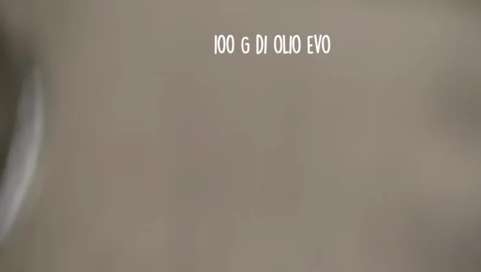 Versare l'olio extravergine di oliva fino a metà altezza dei carciofi, poi aggiungere acqua fino alla base del gambo.