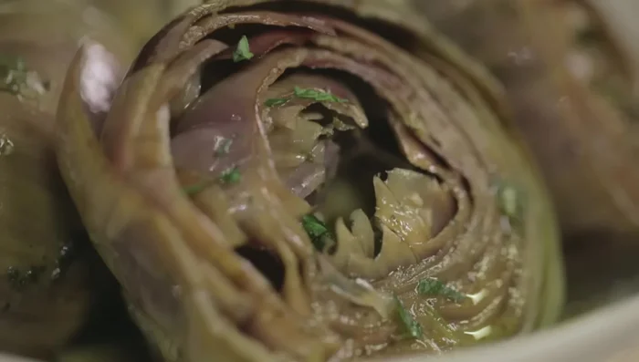 Coprire il tegame con un coperchio e cuocere a fuoco medio-dolce per circa 30 minuti.
