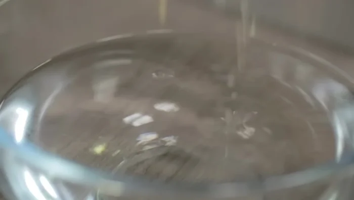 Spremere il succo di mezzo limone in una ciotola d'acqua. Con l'altra metà, strofinare le mani per evitare l'ossidazione dei carciofi.