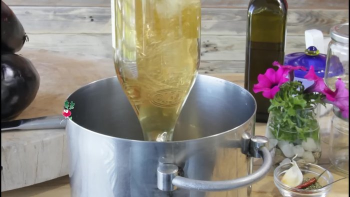 Preparare la soluzione di conservazione: In una pentola capiente, mescolare due parti di aceto bianco e una parte di acqua (es. 1,5 litri di aceto e 750 ml di acqua). Aggiungere una foglia di alloro e un cucchiaio raso di sale. Portare ad ebollizione (4.009).
