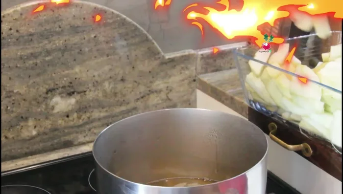 Sbollentare le melanzane: Immergere i bastoncini di melanzana nell'acqua bollente con aceto e sale per un minuto esatto da quando riprende a bollire (133.86).