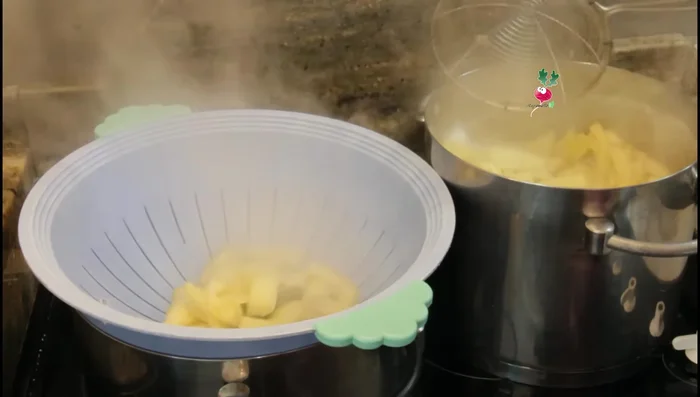 Scolare e pressare le melanzane: Scolare le melanzane e metterle in uno scolapasta. Posizionare un piatto sopra per pressarle e far fuoriuscire il liquido in eccesso per 2-3 ore (196.739).