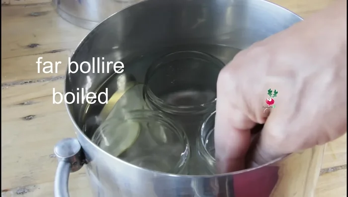 Sterilizzare i vasetti e i coperchi: Far bollire i vasetti e i coperchi in acqua per almeno un minuto (263.009).