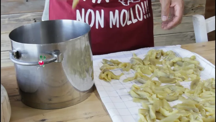 Riempire i vasetti: Riempire i vasetti sterilizzati con le melanzane, cercando di lasciare il minor spazio d'aria possibile (320.76).