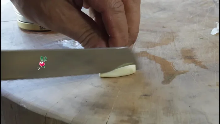 Aggiungere gli aromi: Aggiungere aglio (intero, a metà, a fettine o tritato), peperoncino (se fresco, deve essere stato scottato prima), origano, grani di pepe e olio extravergine di oliva (348.21).