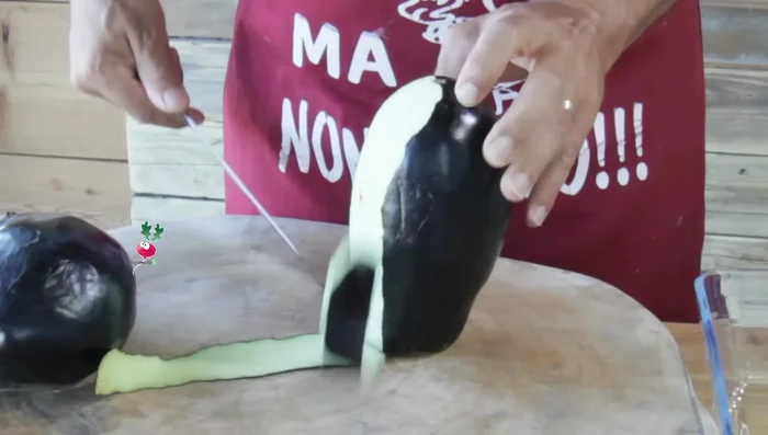 Preparare le melanzane: Pelare le melanzane e tagliarle a bastoncini di circa 1-1,5 cm di spessore (51.27).