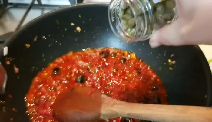 Aggiungere i capperi sciacquati.