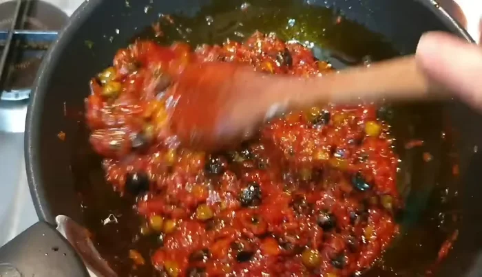 Aggiungere le melanzane fritte e cuocere per altri 5 minuti.