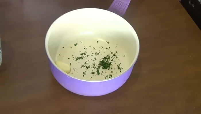 In un pentolino, preparare un brodo con gli spicchi d'aglio, un po' di prezzemolo tritato, i carapace dei gamberi (e le teste, se disponibili), acqua, e sale. Far bollire per 5 minuti.