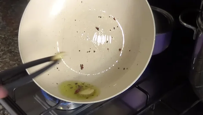Cuocere la pasta in acqua salata.