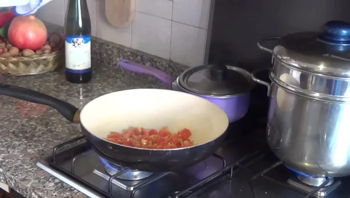 Aggiungere i pomodorini, salare e farli cuocere.