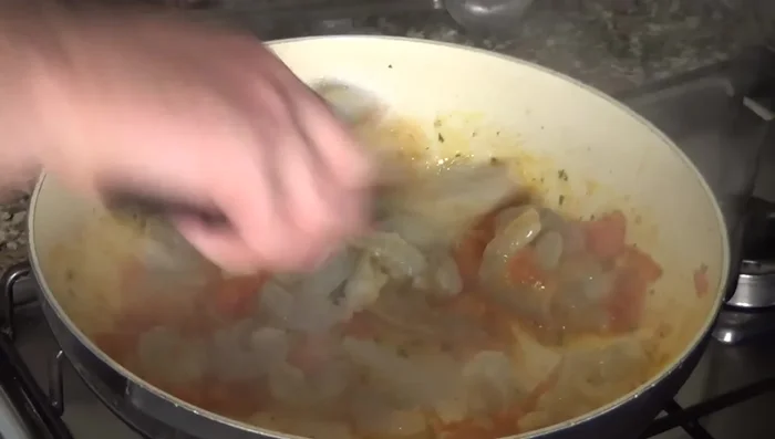 Scolare la pasta e unirla al sugo con i gamberi. Aggiungere acqua di cottura della pasta per amalgamare.