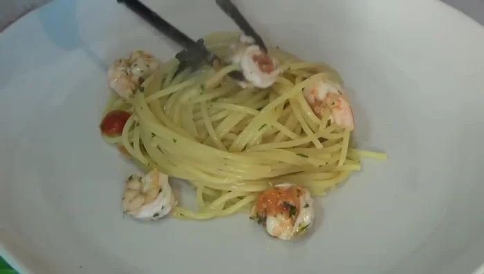 Impiattare, guarnire con un filo d'olio extravergine di oliva e prezzemolo.