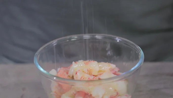Condire i gamberi con olio, sale, pepe, la scorza di limone e qualche goccia di Tabasco.
